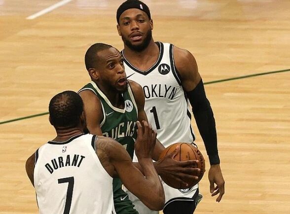 米德尔顿关键三分命中,雄鹿加时险胜篮网队